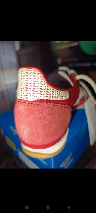 Zapatillas Adidas Rojas y Blancas.
Modelo SL 72 