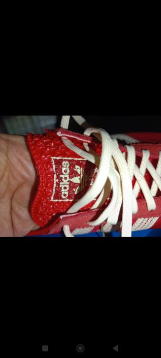 Zapatillas Adidas Rojas y Blancas.
Modelo SL 72 