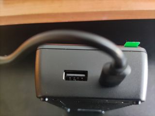 Cargador Xtar VC2SL y Powerbank.