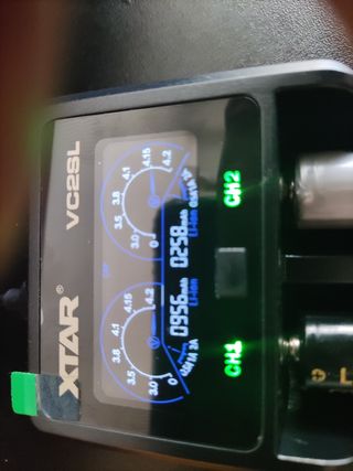 Cargador Xtar VC2SL y Powerbank.