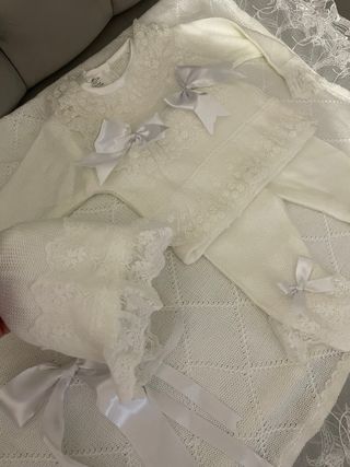 Conjunto bebé rosa con toquilla y encaje
