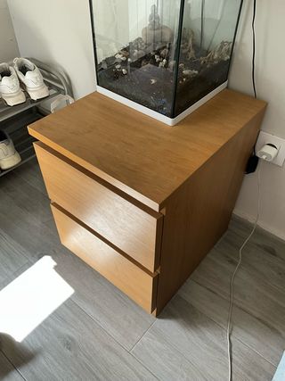 Mesa de noche de madera