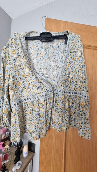 Blusa floral Pull&Bear azul y amarillo