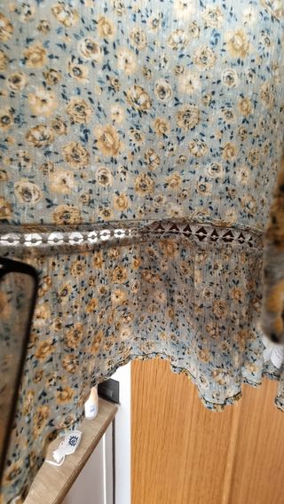 Blusa floral Pull&Bear azul y amarillo