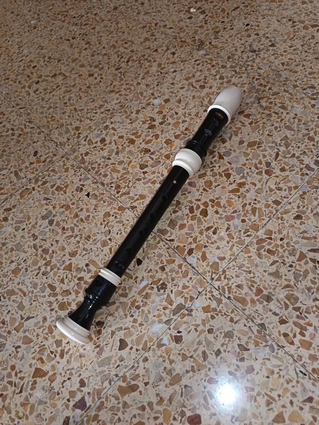 Flauta dulce color marrón oscuro y crema