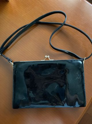 Bolso de charol negro con asa de quita y pon