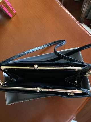 Bolso de charol negro con asa de quita y pon