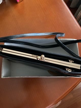 Bolso de charol negro con asa de quita y pon