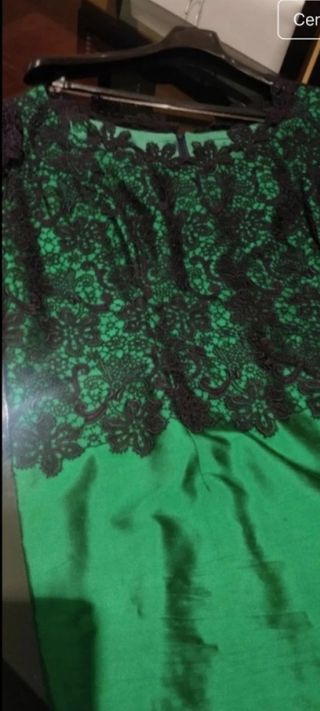 Vestido de fiesta verde con encaje azul marino
