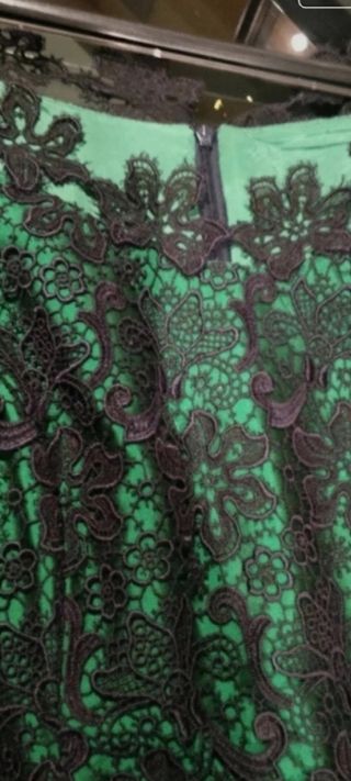 Vestido de fiesta verde con encaje azul marino
