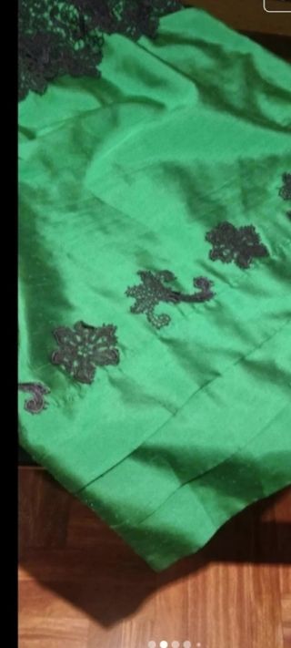 Vestido de fiesta verde con encaje azul marino
