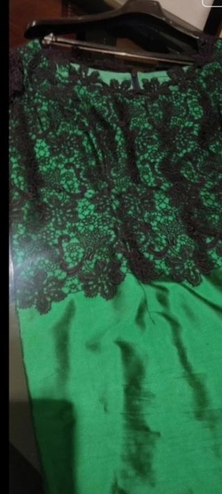 Vestido de fiesta verde con encaje azul marino
