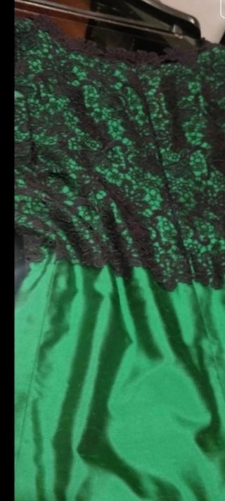 Vestido de fiesta verde con encaje azul marino

