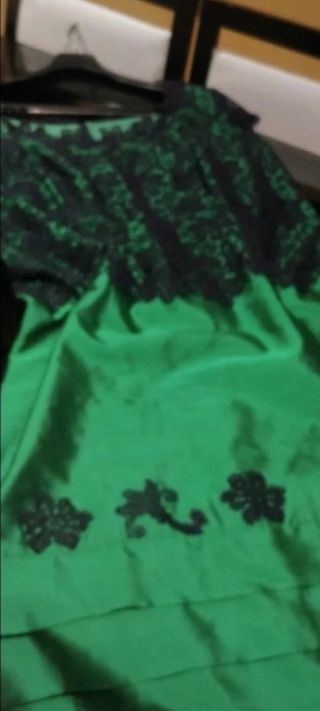 Vestido de fiesta verde con encaje azul marino
