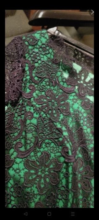 Vestido de fiesta verde con encaje azul marino

