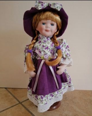 Bambola porcellana vintage con vestito floreale