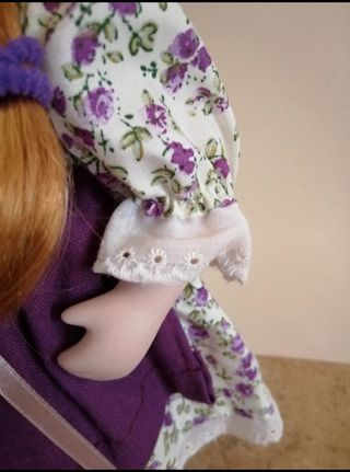 Bambola porcellana vintage con vestito floreale