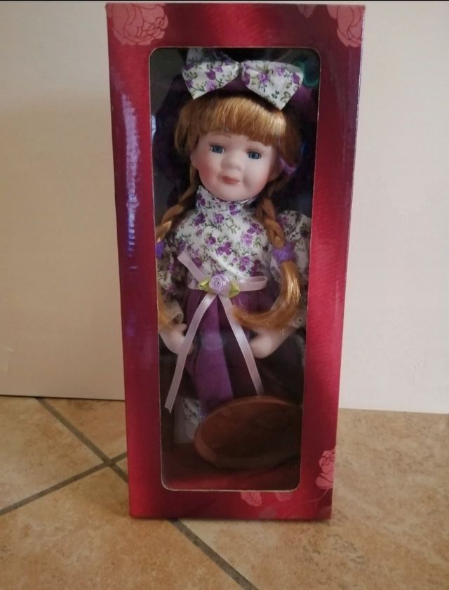 Bambola porcellana vintage con vestito floreale