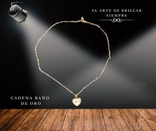 Cadena dorada con colgante de corazón en dorado.