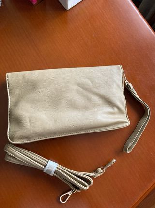 Bolso de mano beige con cierre dorado