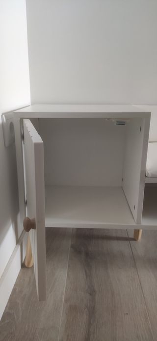 Zapatero blanco con asiento