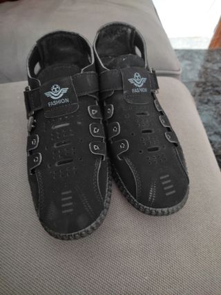 Sandalias de hombre negras, usadas una vez