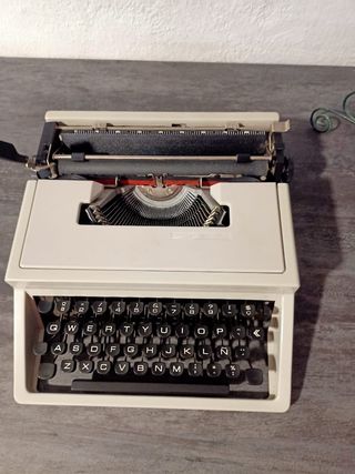 Máquina de escribir Olivetti Dora 1980