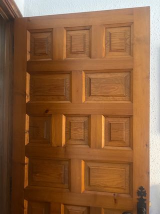 Puerta de madera maciza