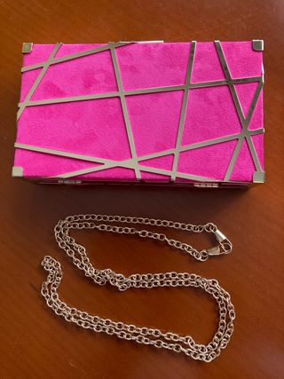 Bolso de fiesta y cadena dorada