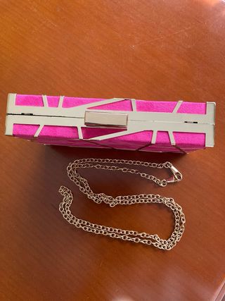 Bolso de fiesta y cadena dorada