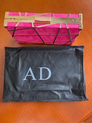 Bolso de fiesta y cadena dorada