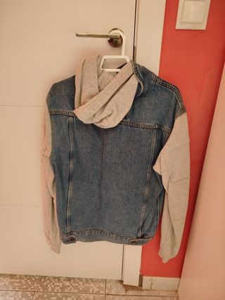 Chaqueta vaquera con capucha gris