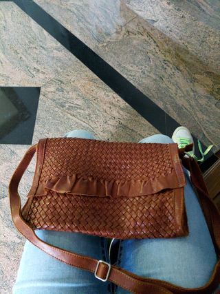Bolso de piel marrón tejido