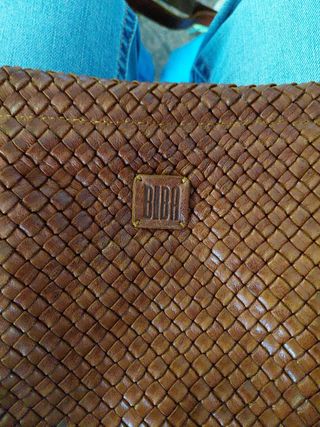 Bolso de piel marrón tejido