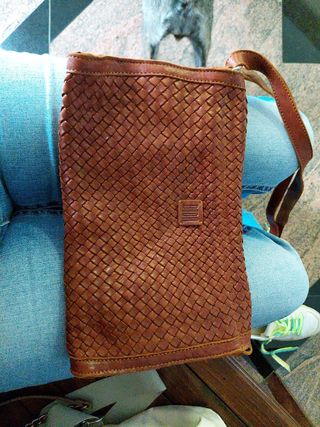 Bolso de piel marrón tejido