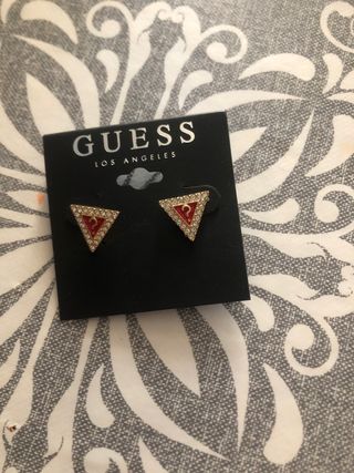 Pendientes Guess Triángulo Dorado y Rojo Nuevos