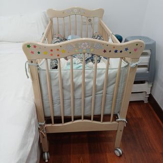 Cuna de madera con estrellas y flores