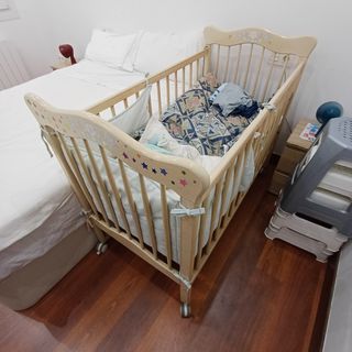 Cuna de madera con estrellas y flores