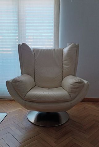 Sillón giratorio de piel blanco
