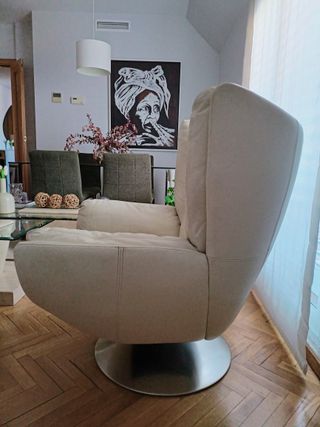 Sillón giratorio de piel blanco