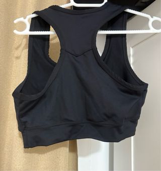 Top deportivo negro