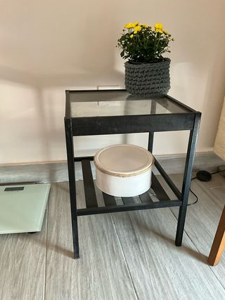Mesa auxiliar cristal y metal negra