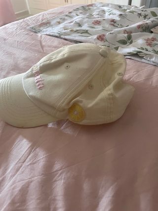 Gorra beige H&M con bordado rosa