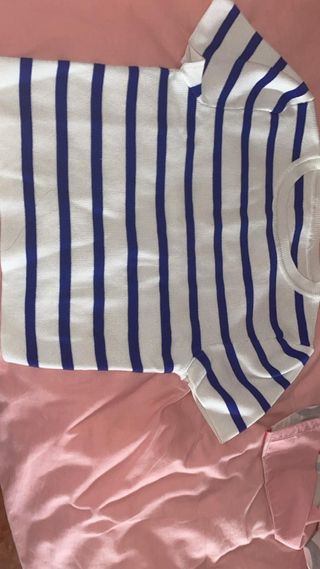 Camiseta de rayas azul y blanco
