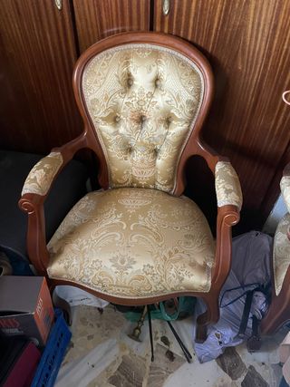 Silla de madera y tela estilo clásico