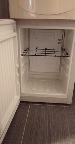 Dispensador de agua y nevera