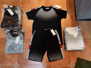 Conjunto deportivo negro y blanco