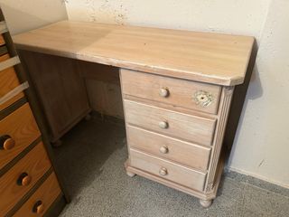 Escritorio de madera con cajones