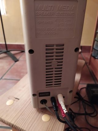 Altavoces autoamplificados beige