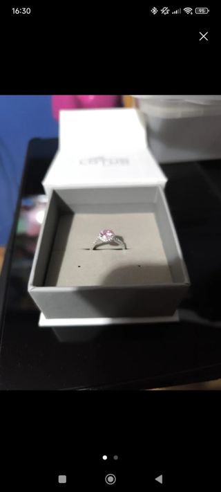 Anillo de mujer con piedra rosa y detalles platead